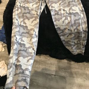 unisex camouflage jogger pants.